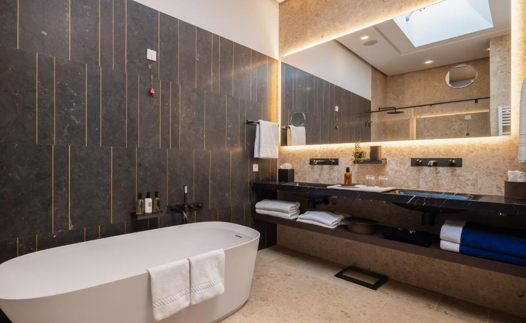 villa nai bathroom