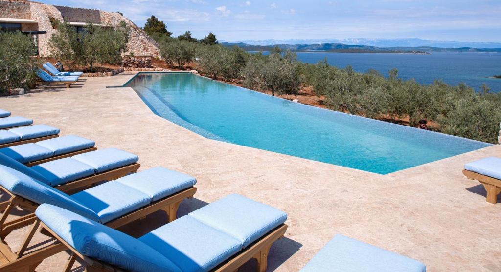 villa nai pool view