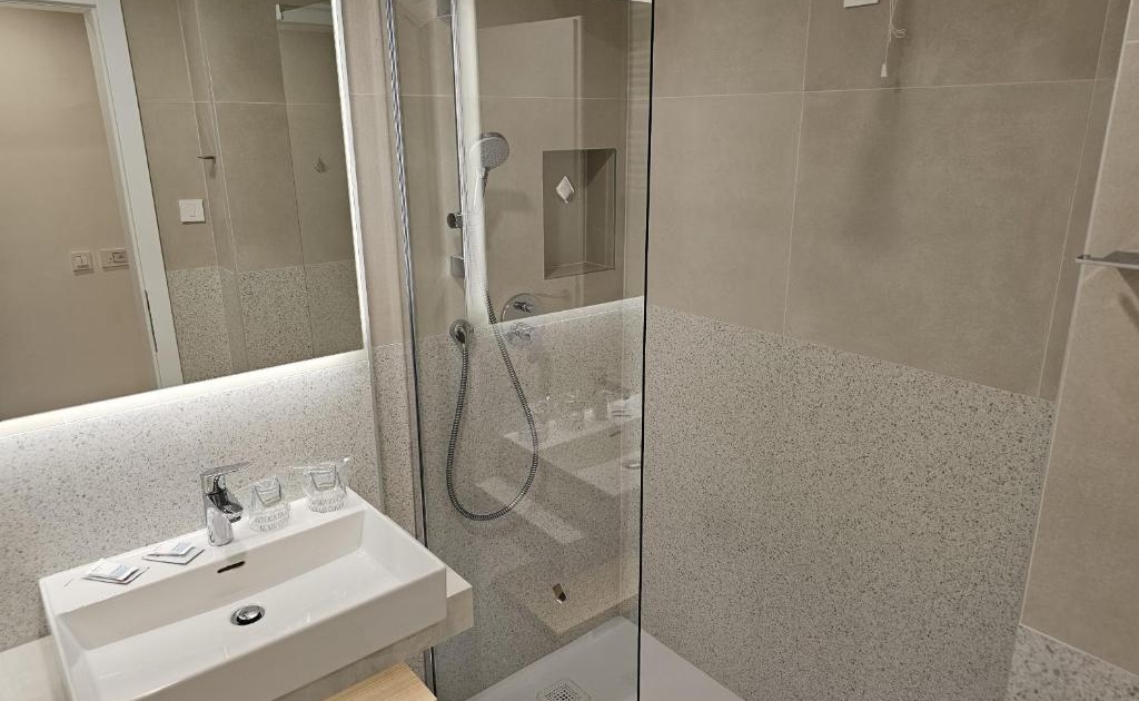 Hotel Adria Comfort soba kupaonica