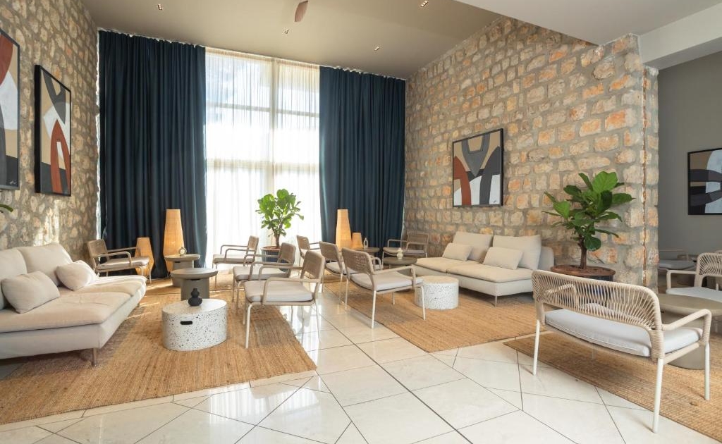 Hotel Adria lobby